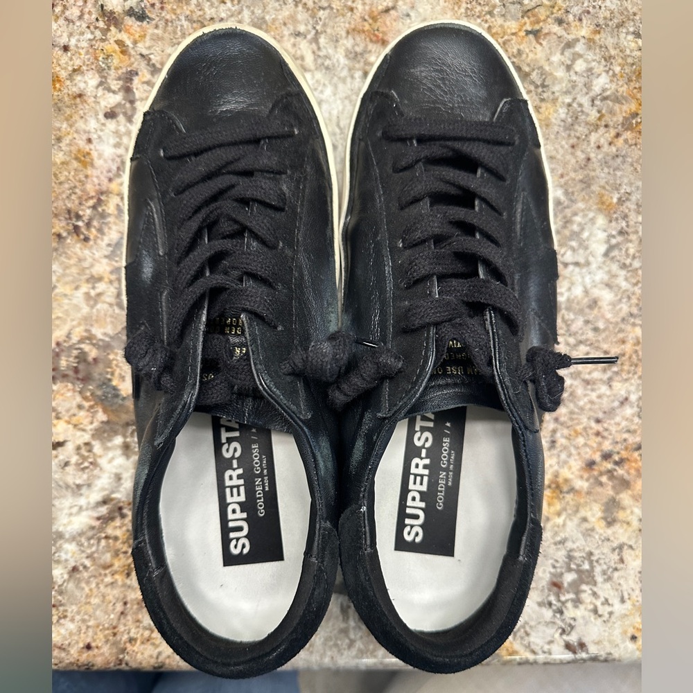 Golden Goose - Black Low-Top Sneakers with Smooth Upper and White Sole